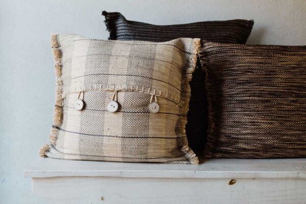 Raffia cushions with button