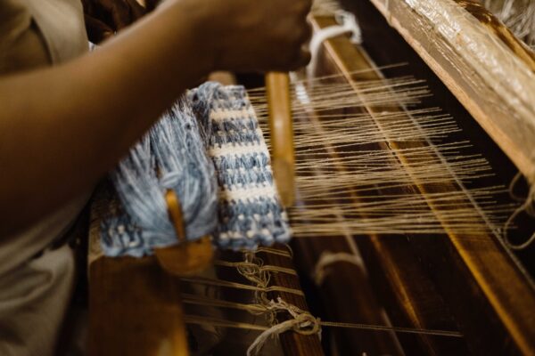 Weaving a carpet sample